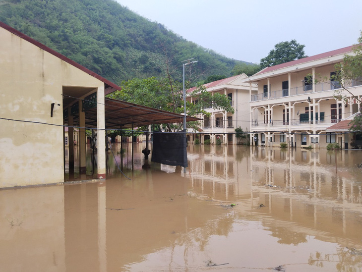 Trường học chìm trong biển nước sau mưa lớn - Ảnh: V.ANH