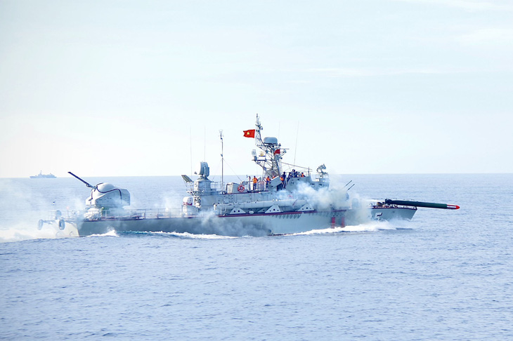 Tàu của Lữ đoàn 172, Vùng 3 Hải quân đang bắn ngư lôi - Ảnh: QCHQ