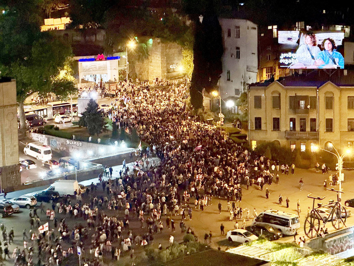 Đám đông biểu tình trên đại lộ Rustaveli, thủ đô Tbilisi, vào đêm 3-5 - Ảnh: DUY LINH
