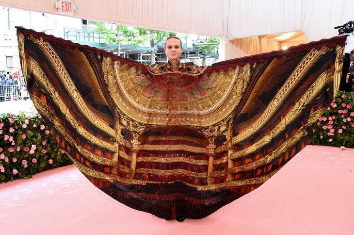 Bộ cánh được in toàn cảnh nhà hát nhạc kịch của Jordan Roth tại Met Gala 2019 