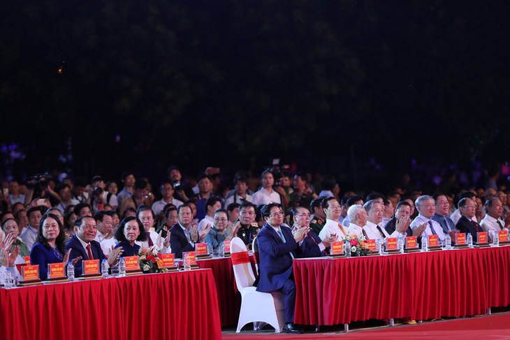 Thủ tướng Phạm Minh Chính và các lãnh đạo, nguyên lãnh đạo Đảng, Nhà nước dự chương trình nghệ thuật - Ảnh: TRẦN HUẤN