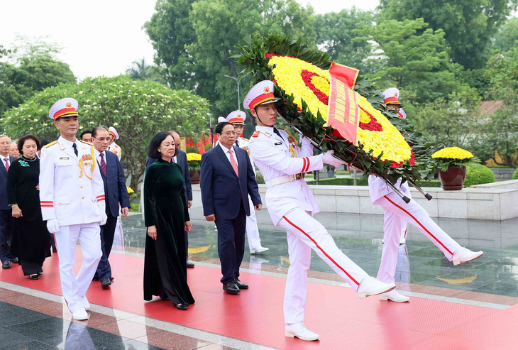 Lãnh đạo Đảng và Nhà nước đến đặt vòng hoa tưởng niệm các anh hùng liệt sĩ - Ảnh: TTXVN