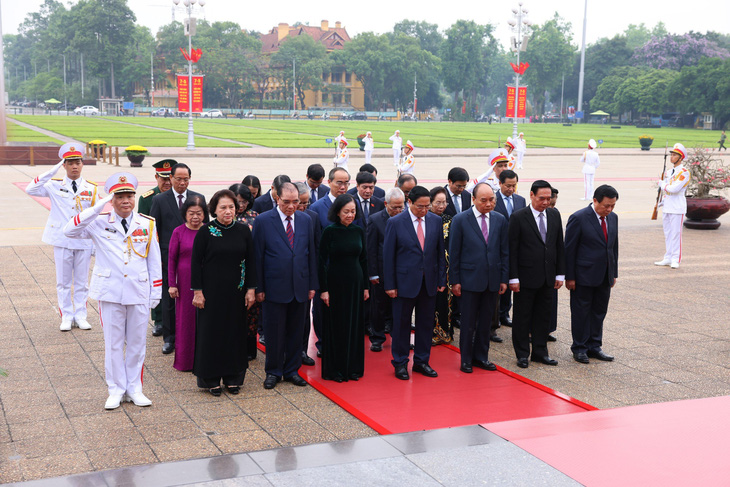 Đoàn đại biểu lãnh đạo, nguyên lãnh đạo Đảng, Nhà nước tưởng niệm Chủ tịch Hồ Chí Minh - Ảnh: NHẬT BẮC