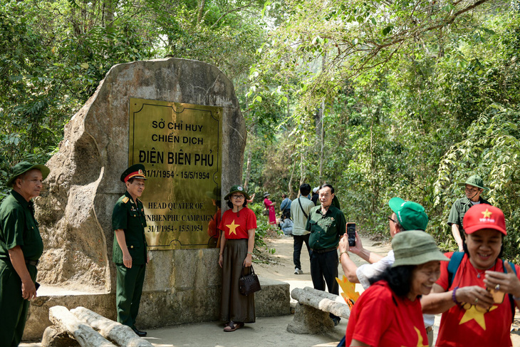 Du khách tham quan khu di tích Sở chỉ huy Chiến dịch Điện Biên Phủ ở Mường Phăng - Ảnh: NAM TRẦN