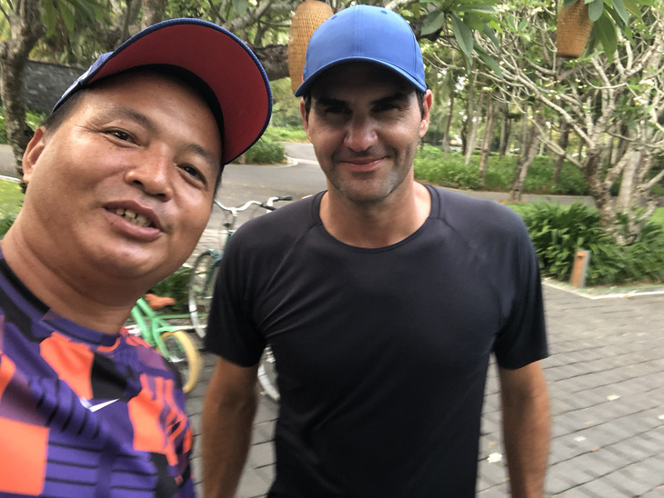 Roger Federer chụp hình với người hâm mộ tại Hội An - Ảnh: T.V.H.