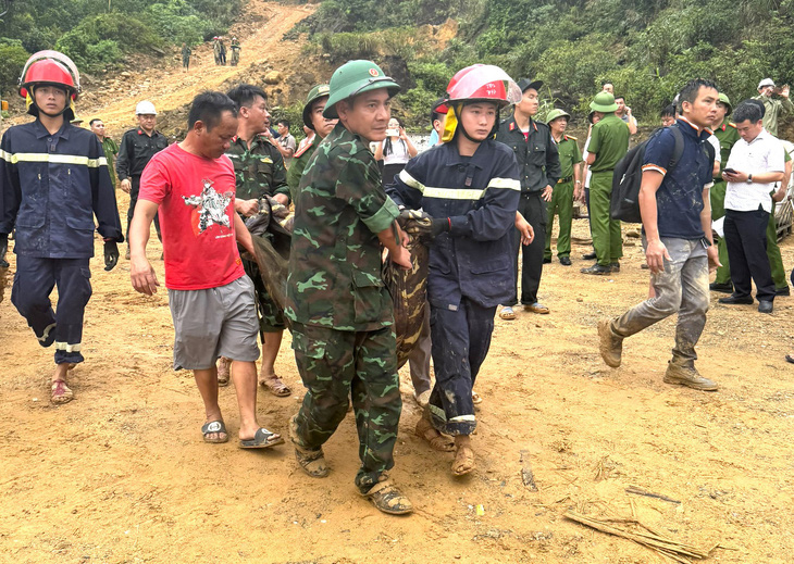 Lực lượng cứu nạn cứu hộ triển khai ứng cứu những công nhân bị đất đá vùi lấp - Ảnh: H.A.