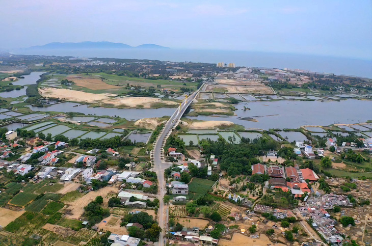 Đường Nguyễn Chí Thanh kết nối các khu dân cư đất liền hướng ra vệt biển Hà My, thị xã Điện Bàn - Ảnh: B.D.