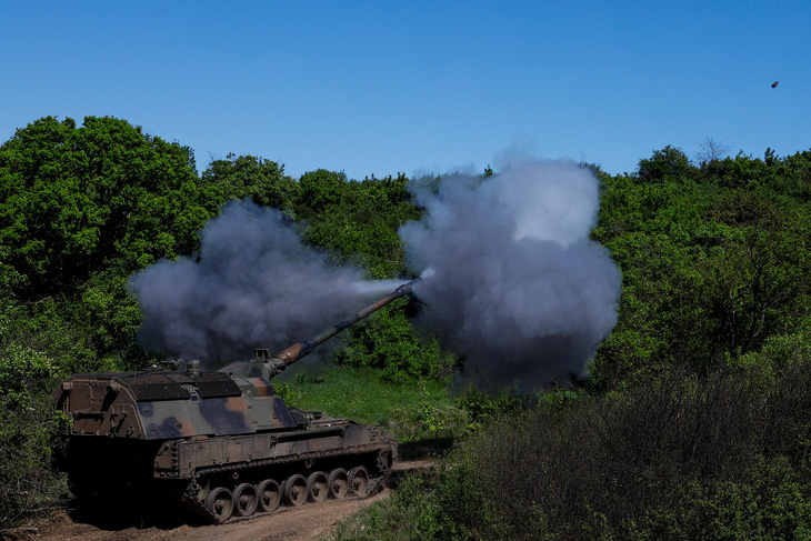 Quân nhân Ukraine bắn pháo tự hành Panzerhaubitze 2000 về phía quân đội Nga ở khu vực Donetsk, Ukraine ngày 4-5 - Ảnh: REUTERS