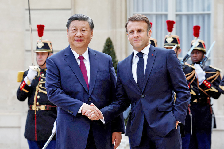 Tổng thống Emmanuel Macron bắt tay Chủ tịch Tập Cận Bình tại Điện Elysee vào ngày 6-5 - Ảnh: Reuters