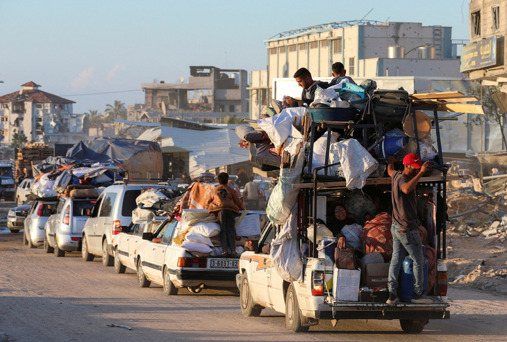 Những người Palestine rời khỏi Rafah sau khi quân đội Israel bắt đầu sơ tán dân thường khỏi các khu vực phía đông của thành phố này ở Khan Younis, ngày 6-5 - Ảnh: REUTERS