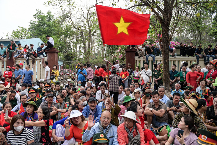 Đông đảo người dân theo dõi diễu binh, diễu hành nhân kỷ niệm 70 năm Chiến thắng Điện Biên Phủ