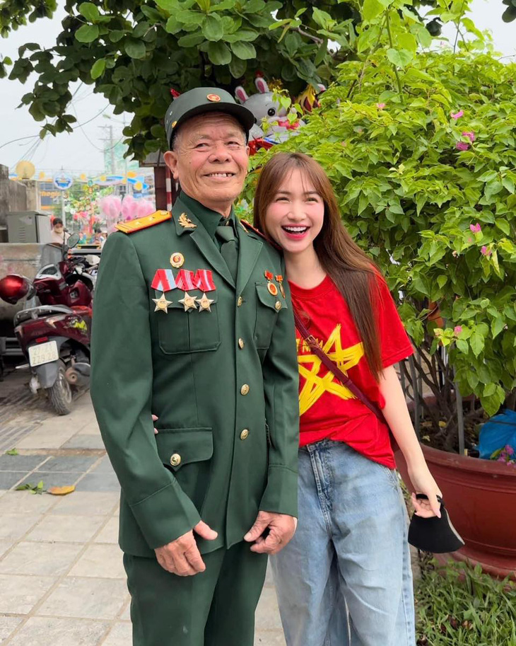 Hòa Minzy chụp ảnh cùng ông nội tại Điện Biên - Ảnh: NVCC