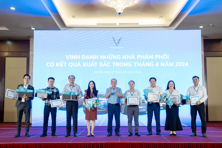 Chủ tịch Tập đoàn Vingroup Phạm Nhật Vượng vinh danh những nhà phân phối có kết quả kinh doanh xuất sắc tại Hội nghị Nhà phân phối Ô tô điện VinFast toàn quốc 2024 - Ảnh: Đ.H