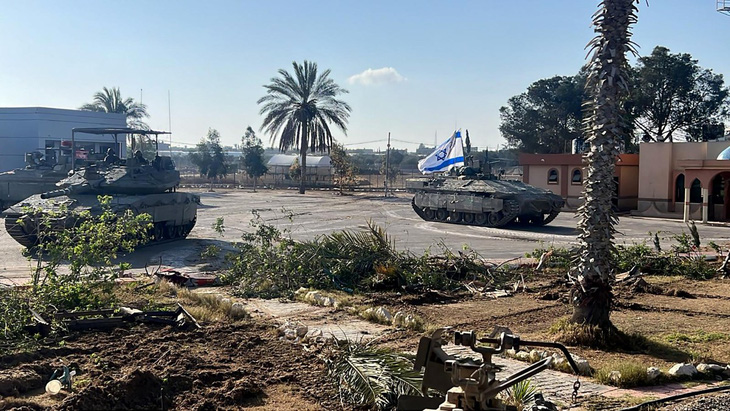 Xe tăng Israel hoạt động tại cửa khẩu Rafah ở phía Dải Gaza ngày 7-5 - Ảnh: AFP