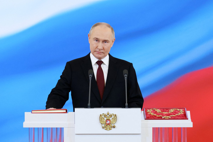Tổng thống Nga Vladimir Putin tuyên thệ trong lễ nhậm chức tại Điện Kremlin ngày 7-5 - Ảnh: AFP