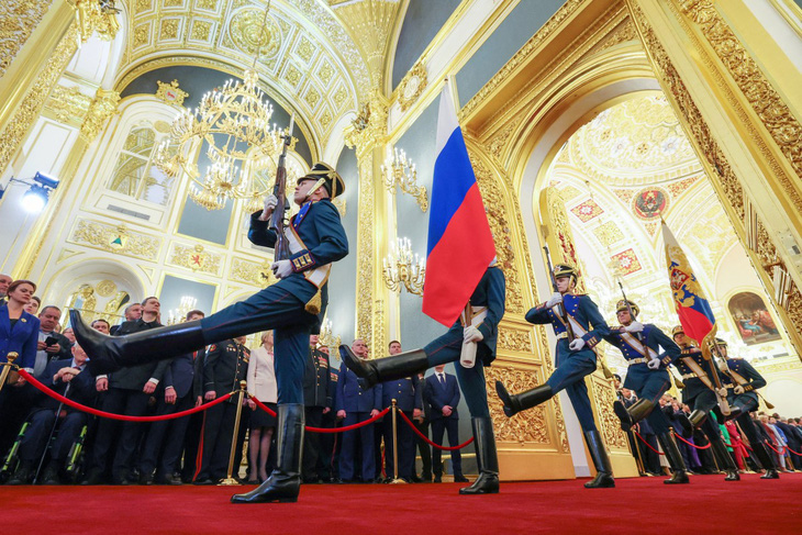 Đội danh dự mang quốc kỳ Nga trong lễ nhậm chức của Tổng thống Putin tại Điện Kremlin - Ảnh: SPUTNIK