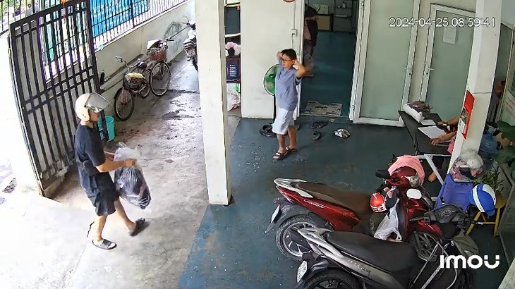 Thanh niên (áo đen) mang túi đồ cũ đến quyên góp - Ảnh cắt từ video