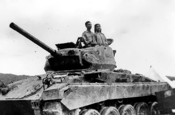 Ảnh cưới của Cao Văn Khánh - Nguyễn Thị Ngọc Toản chụp trên chiếc xe tăng nằm giữa chiến trường Mường Thanh ngày 22-5-1954 - Tư liệu gia đình