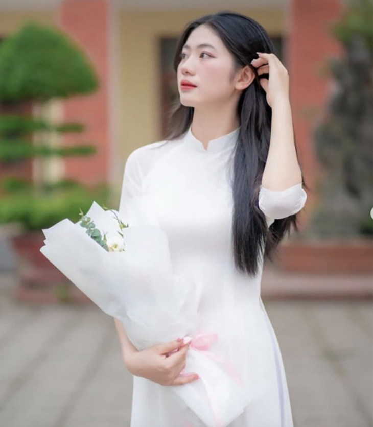 Hình ảnh cô sinh viên năm nhất trong tà áo dài trắng. 
