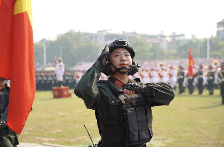 Hình ảnh Hà Anh trong buổi lễ diễu binh. Ảnh Facebook nhân vật