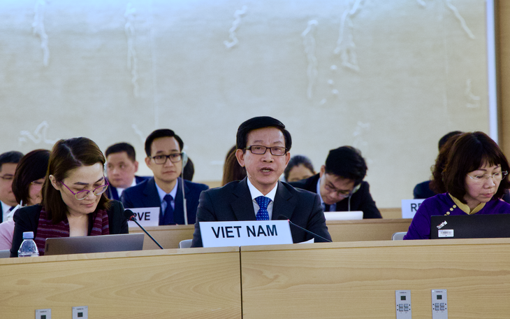 Thành viên đoàn Việt Nam giải đáp, cung cấp các thông tin xác thực tại phiên đối thoại - Ảnh: TTXVN
