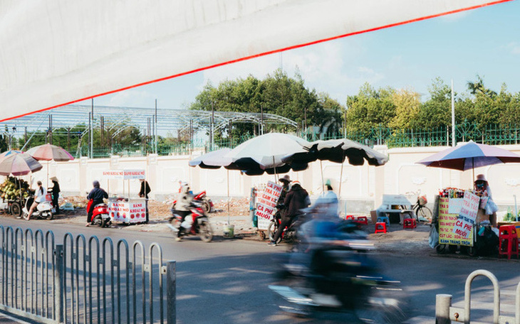 Hàng rong đua nhau mọc lên trên đoạn đường vừa dọn gần 100 cây xanh