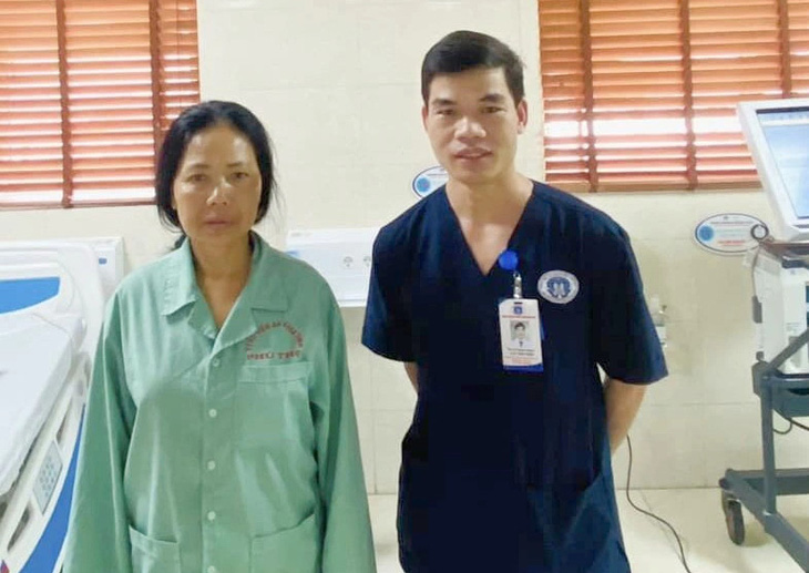 Bệnh nhân (bên trái ảnh) bị rung nhĩ đã phục hồi sau điều trị - Ảnh: Bệnh viện cung cấp
