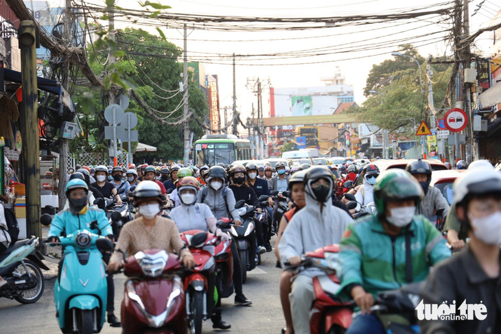 Lượng xe cộ đặc ken mỗi sáng chiều trên tuyến đường Lê Văn Việt - Ảnh: NGỌC QUÝ