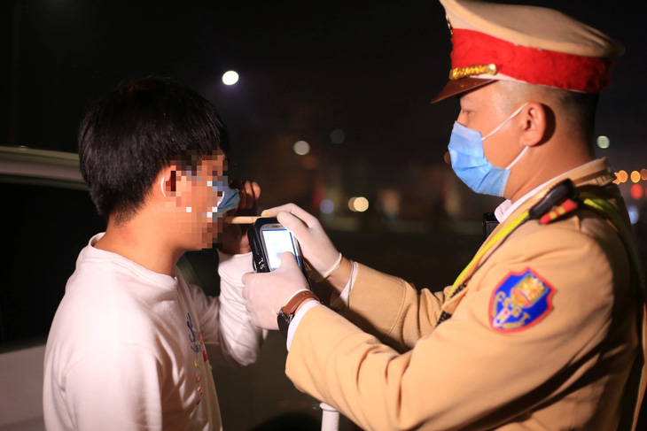 Cảnh sát giao thông kiểm tra nồng độ cồn của lái xe - Ảnh: NAM TRẦN