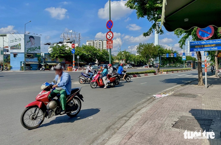 Xe máy đi ngược chiều trên đường Phạm Văn Đồng, đoạn giao với đường Lê Quang Định (TP.HCM). Ghi nhận sáng 7-5 - Ảnh: CHÂU TUẤN