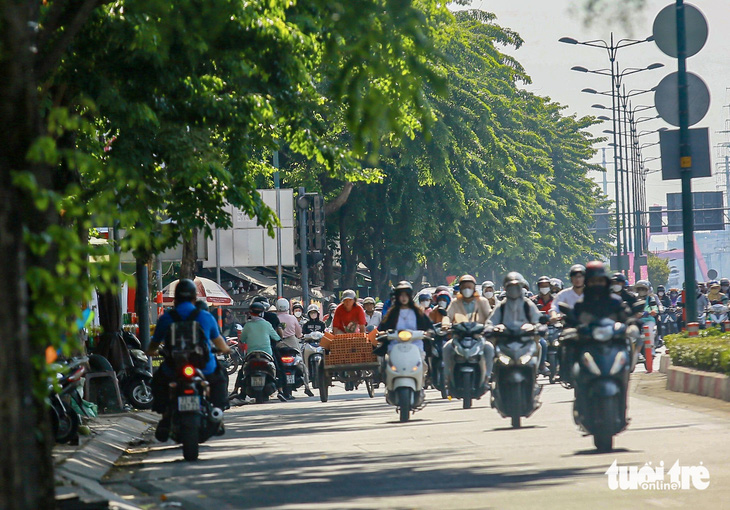 Tình trạng xe máy đi ngược chiều trên đường Phạm Văn Đồng đã xảy ra trong thời gian dài và chưa có dấu hiệu giảm - Ảnh: CHÂU TUẤN