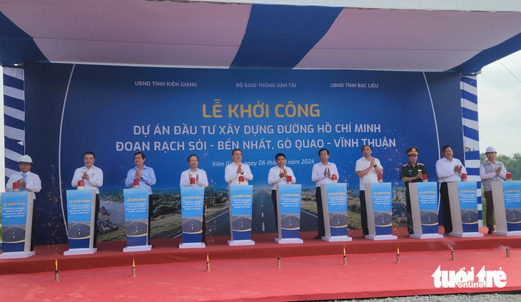Đầu tháng 3 vừa qua, Bộ Giao thông vận tải đã tổ chức lễ khởi công đường Hồ Chí Minh đoạn Rạch Sỏi - Bến Nhất, Gò Quao - Vĩnh Thuận - Ảnh: BỬU ĐẤU