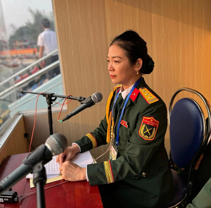 Thượng tá Hồ Thị Hoàng Hà - phó chủ nhiệm khoa thanh nhạc (Trường đại học Văn hóa nghệ thuật Quân đội) - là giọng thuyết minh chính cho lễ kỷ niệm 70 năm Chiến thắng lịch sử Điện Biên Phủ - Ảnh: NVCC