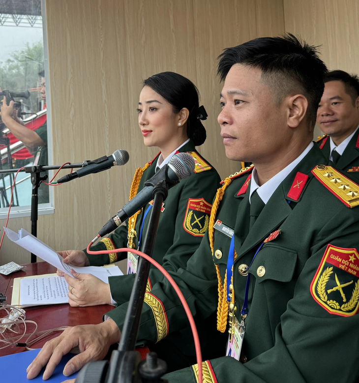 Trung úy Lê Thị Ngọc Hân (trái) tham gia thuyết minh tại lễ kỷ niệm 70 năm Chiến thắng Điện Biên Phủ - Ảnh: NVCC