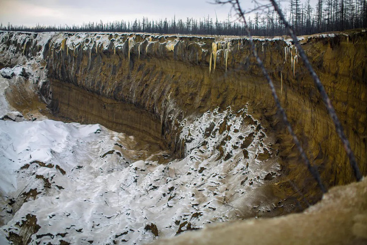 Miệng "cổng địa ngục" Batagay ở Siberia ngày càng mở rộng mỗi năm - Ảnh: Alamy