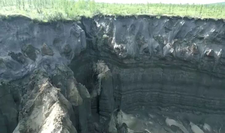Một bức vách của "cổng địa ngục" Batagay ở Siberia - Ảnh: Reuters