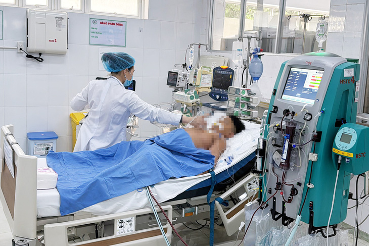 Bệnh nhi ngộ độc sau ăn bánh mì đang điều trị tại Bệnh viện Nhi đồng Đồng Nai - Ảnh: A.B.