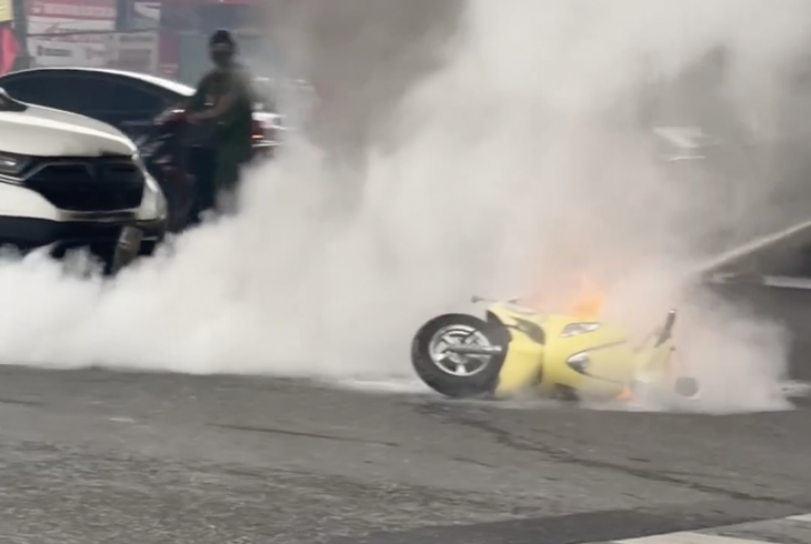 Chiếc xe máy bốc cháy sau khi bị ô tô tông trúng - Ảnh: D.A.