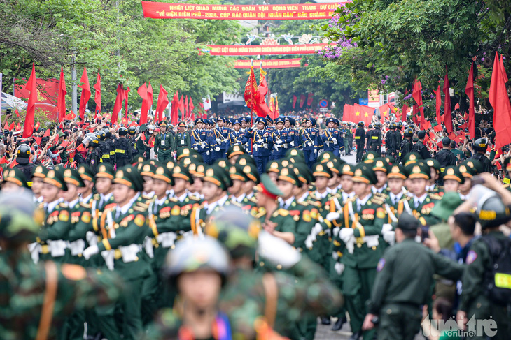 Biển người ở Điện Biên Phủ hò reo đón chào đoàn diễu binh, diễu hành- Ảnh 8.