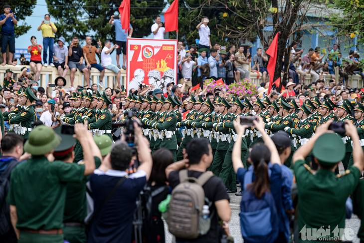 Biển người ở Điện Biên Phủ hò reo đón chào đoàn diễu binh, diễu hành- Ảnh 7.