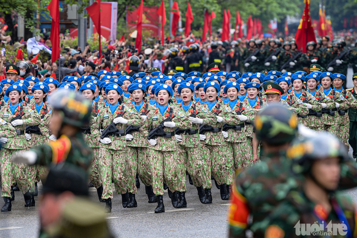 Biển người ở Điện Biên Phủ hò reo đón chào đoàn diễu binh, diễu hành- Ảnh 3.