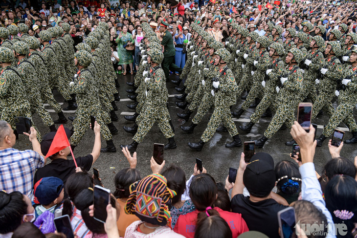 Biển người ở Điện Biên Phủ hò reo đón chào đoàn diễu binh, diễu hành- Ảnh 6.