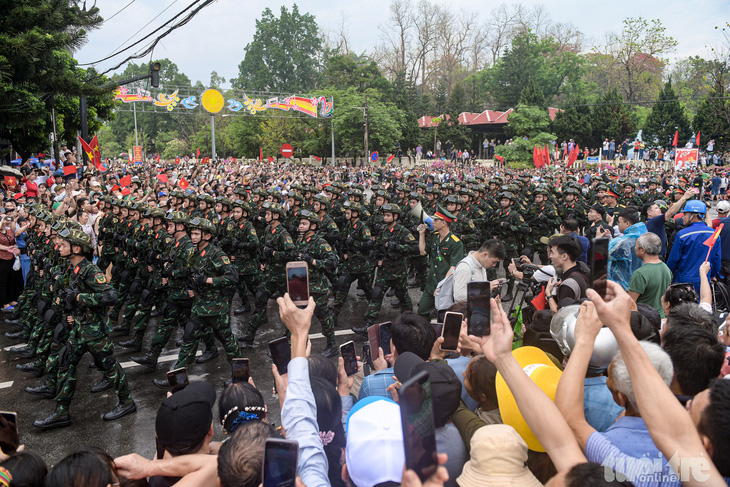 Biển người ở Điện Biên Phủ hò reo đón chào đoàn diễu binh, diễu hành- Ảnh 4.