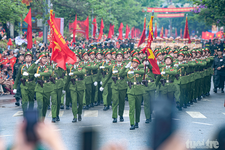 Biển người ở Điện Biên Phủ hò reo đón chào đoàn diễu binh, diễu hành- Ảnh 13.