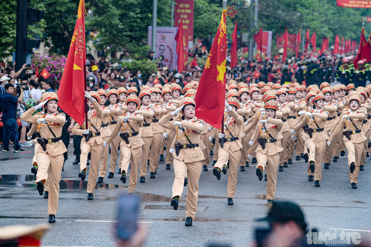 Biển người ở Điện Biên Phủ hò reo đón chào đoàn diễu binh, diễu hành- Ảnh 14.