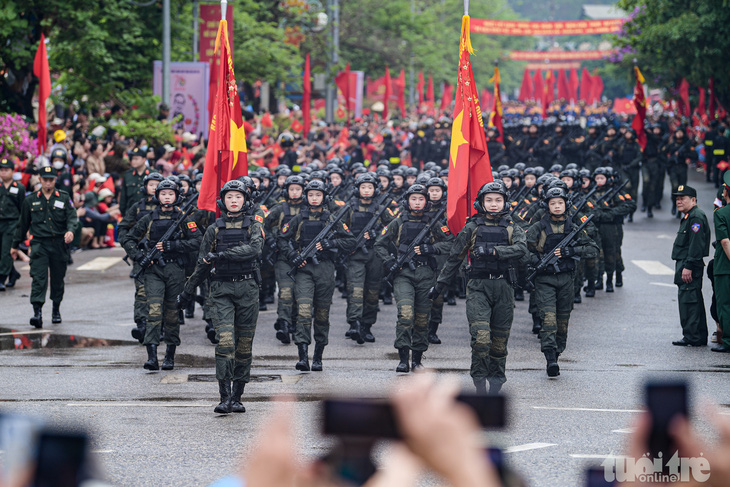 Biển người ở Điện Biên Phủ hò reo đón chào đoàn diễu binh, diễu hành- Ảnh 15.