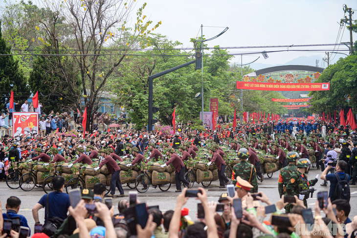 Biển người ở Điện Biên Phủ hò reo đón chào đoàn diễu binh, diễu hành- Ảnh 5.