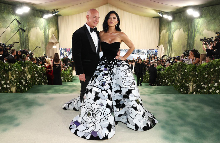 Lauren Sánchez (right) wears an evening gown covered with mirror glass, arranged in a flower shape. She attended the Met Gala with her fiancé Jeff Bezos - Photo: Getty