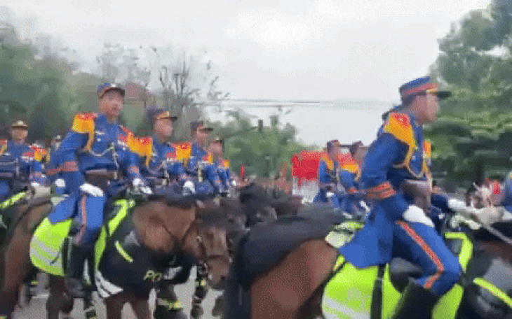 Diễu binh, diễu hành 70 năm Chiến thắng Điện Biên Phủ: Người dân trầm trồ xem kỵ binh trên phố