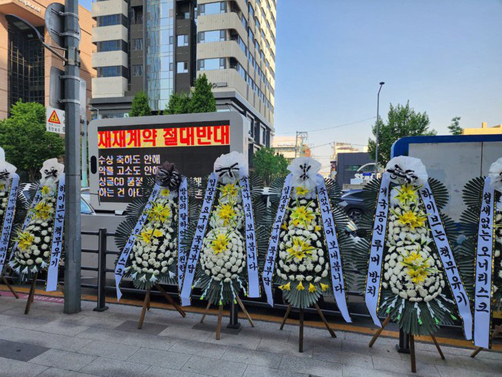 Người hâm mộ của BTS gửi xe tải biểu tình, vòng hoa viếng đến trụ sở tập đoàn HYBE - ảnh: X